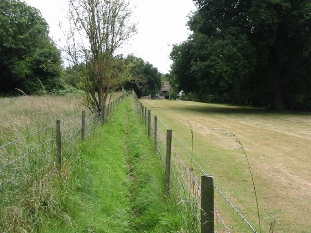 Footpath to Fleming Road, passing Ringleton Manor