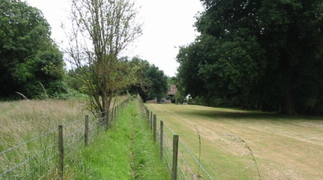 Footpath to Fleming Road, passing Ringleton Manor