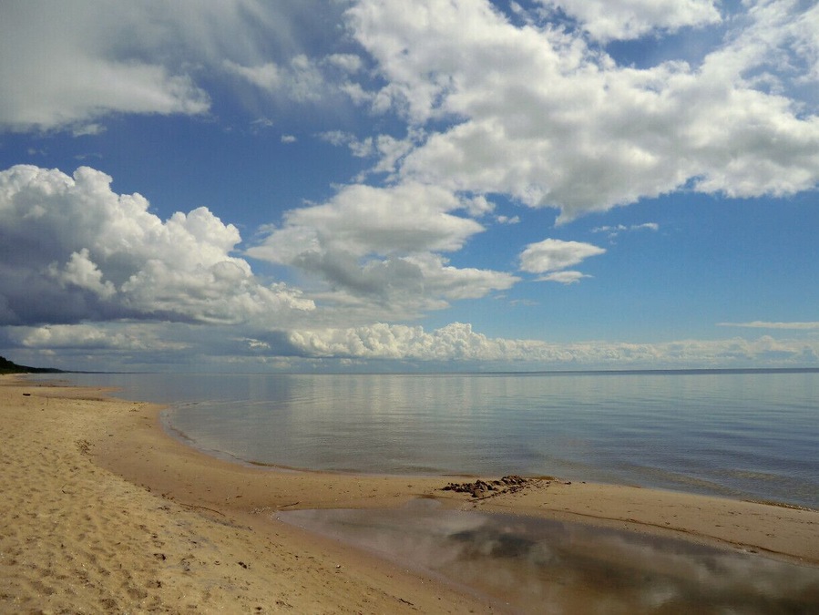 Estonia is a perfect destination if you want to stay in untouched nature. As we drove through the country to reach Lake Peipsi from Tallin, we saw swamps and woods, but hardly any inhabited land or cars. This lake, at the border between Russia and Estonia, is surrounded by forests, where only private wooden huts are found. It is better enjoyable in summer (we went in July).
#beach