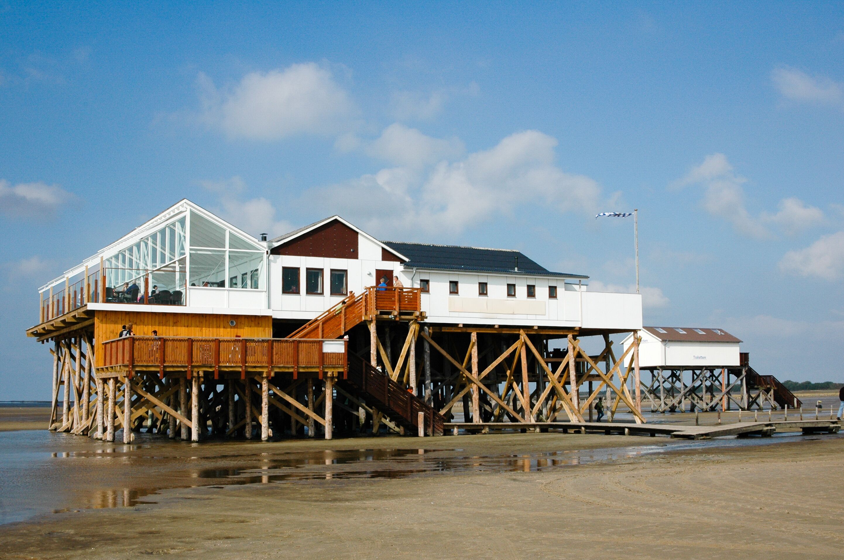Strandrestaurant auf Stelzen in St Peter Ording im Watt