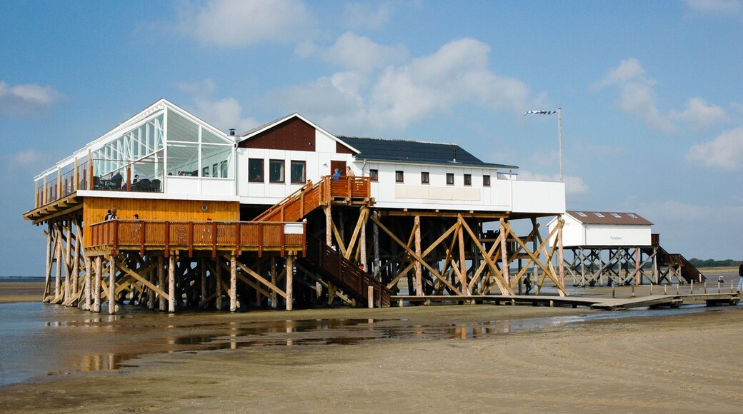 Strandrestaurant auf Stelzen in St Peter Ording im Watt