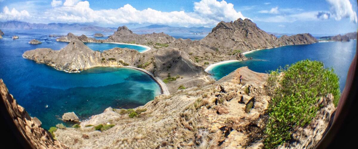 Thought I'd share a fisheye lens view of Padar Island! 🌴
I hiked this monster yesterday & boy am I feeling it today! But the view was worth it.
Padar Island is the third largest national park that makes up the Komodo Islands.
While there are no Komodo dragons here, there are three different beaches: one has white sand, one black, & the other is pink!