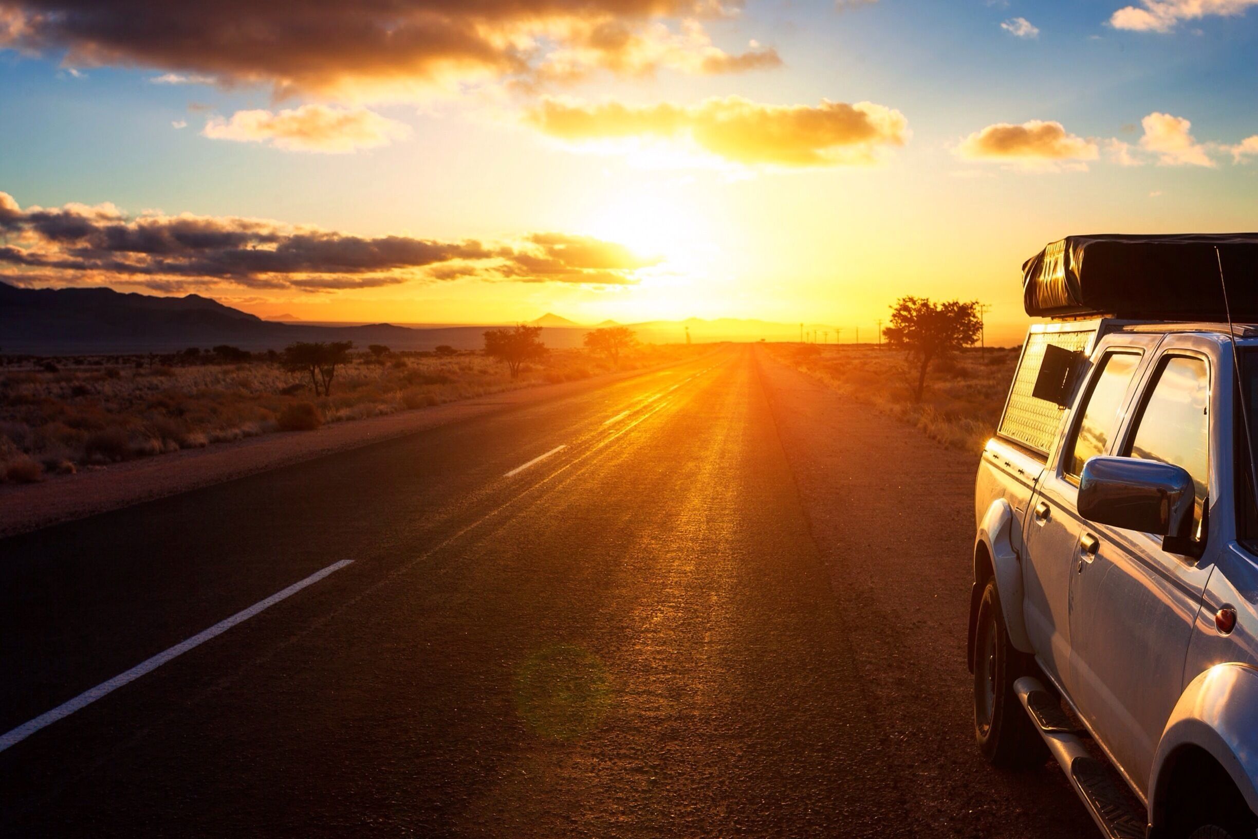 Driving back from the coast to our campsite after a long day of explorations on our Namibian #roadtrip #goldenhour