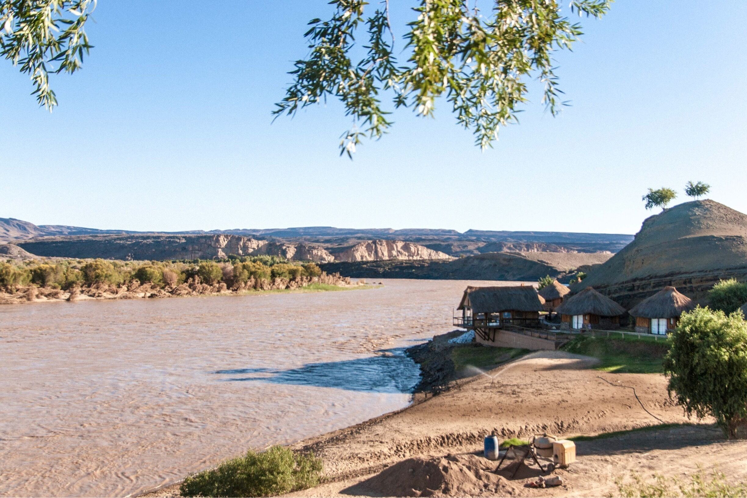 Having crossed our first border on our #overland trip across Southern #Africa, our group arrived at the Felix Unite campsite on the banks of the Orange River in #Namibia 🇳🇦. They have a very good bar there, as I mostly recall...
#LifeAtExpedia
