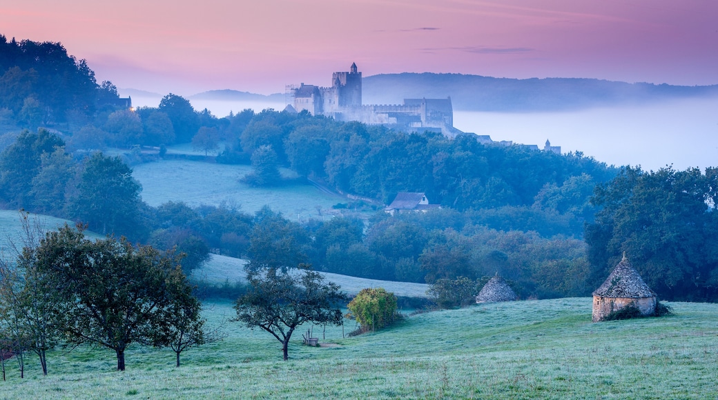 Chateau Beynac in the early morning Perigord Noir Dordogne France; Shutterstock ID 435963532; purchase_order: SP-1332 HA Batch 2 August 2018; Order: ; client: HomeAway; other: To be paid with HA budge