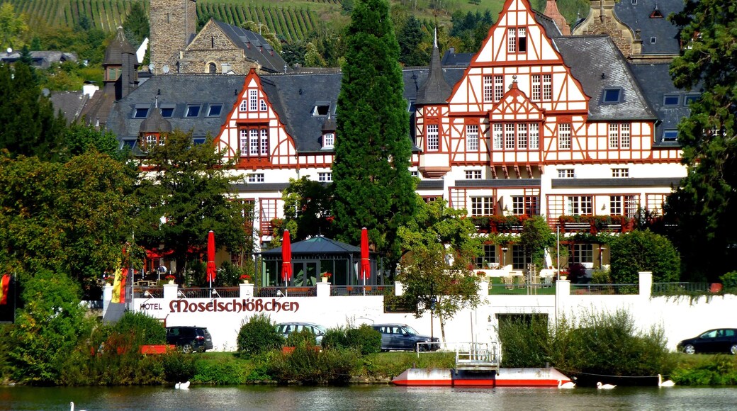 Germany - Traben-Trarbach - Hotel Moselschlößchen – links vor den Weinbergen die kath. Kirche St. Nikolaus