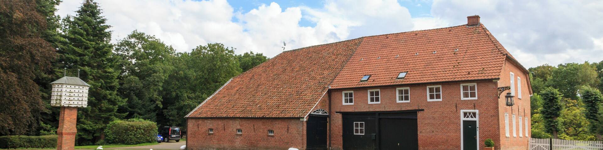 Gulfhof und Taubenhaus an der Burg Hinta