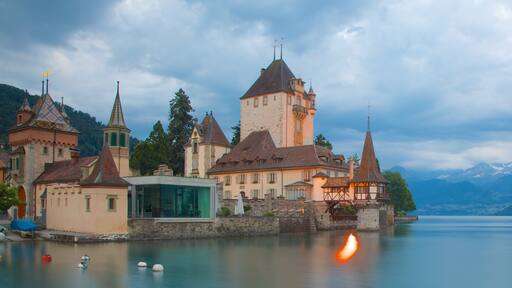 Lauterbrunnen som inkluderer innsjø og slott