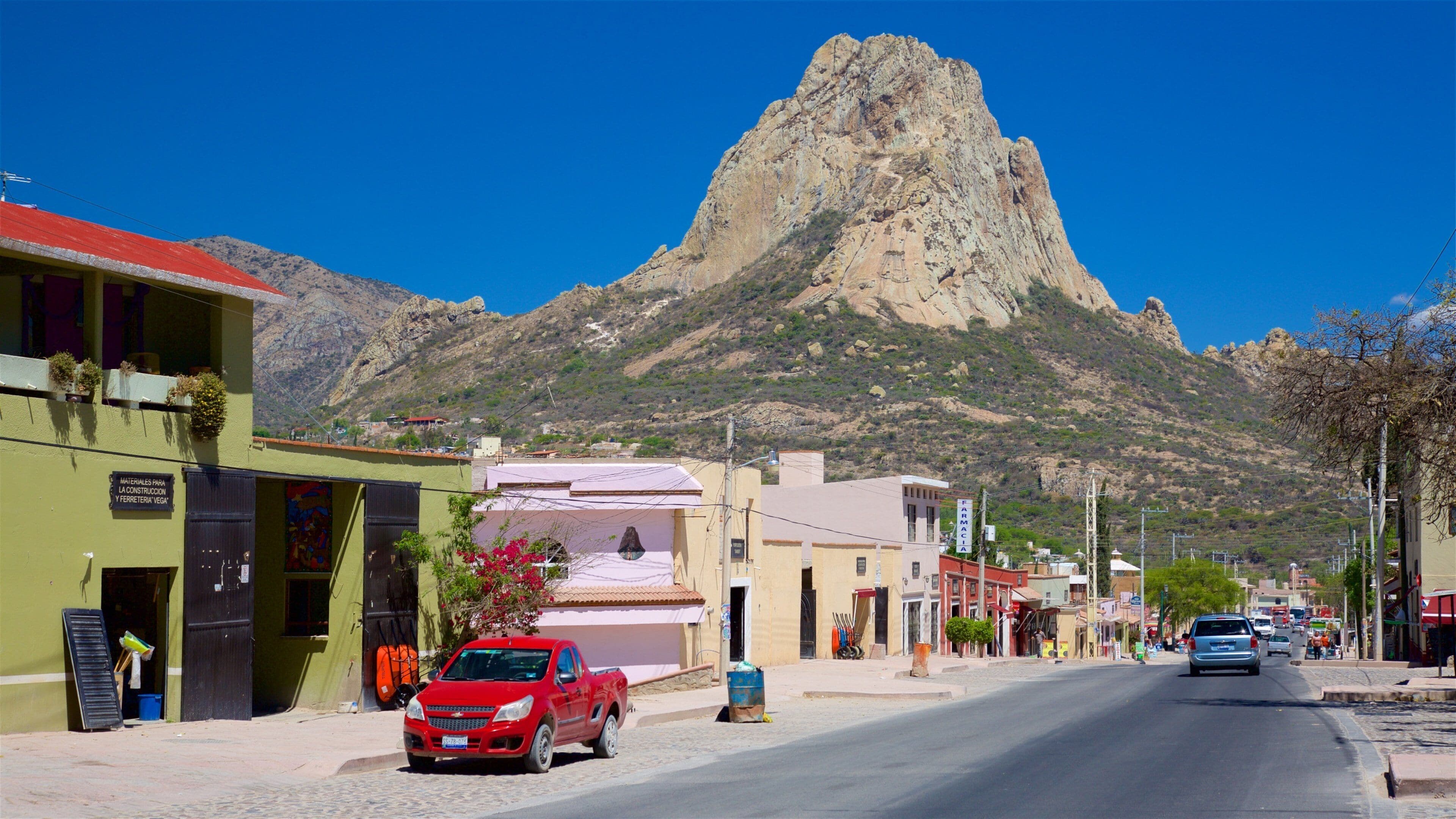 La Huasteca showing mountains and a small town or village