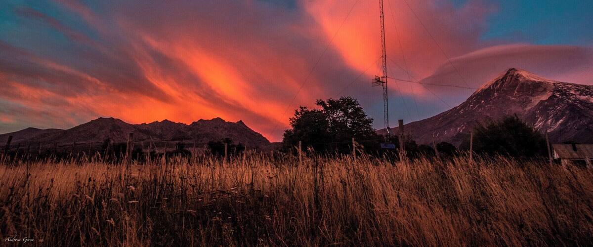 While hitch hiking from Junin de los Andes to get to Pucon a nice family offered me a lift to the Camping Tromen located very close to the Lanin Volcano in the Lanin #NationalPark, in Argentina. Although I was only 2 km far from the border with Chile I decided to camp because the place was really really beautiful. Next day I woke up very very early to catch a bus that never came, at least not in more than an hour while I was waiting. The long waiting and the early waking were worthy because I got the chance to see one of the most beautiful sunrises I ever saw.
#goldenhour