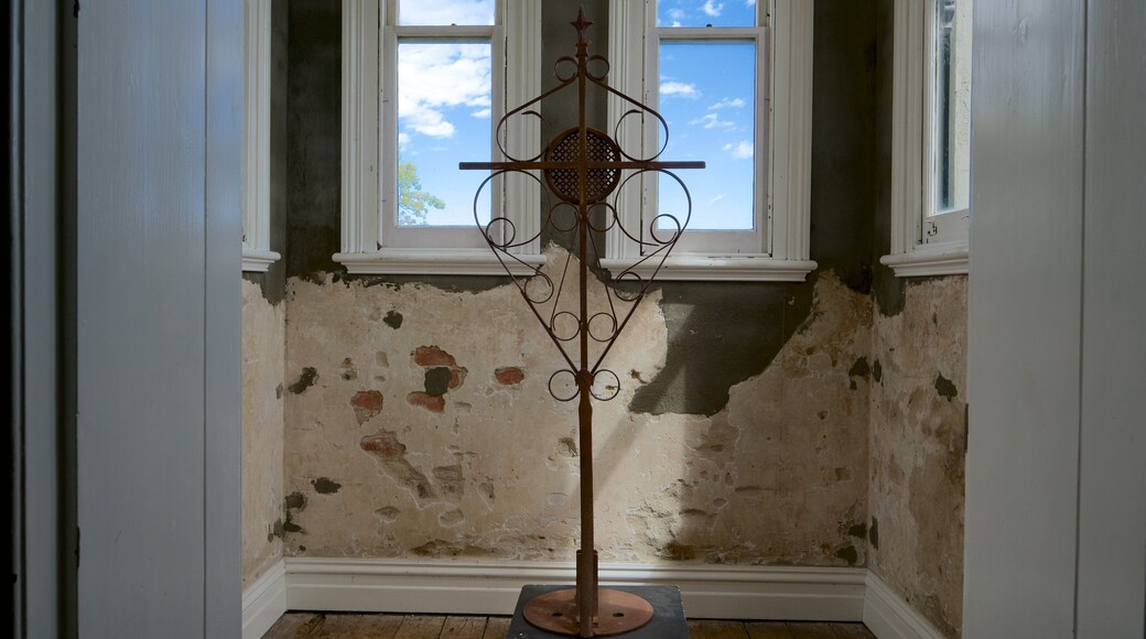 Daylesford and the Macedon Ranges showing interior views