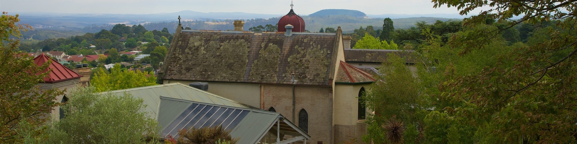 Daylesford and the Macedon Ranges showing a small town or village and heritage elements