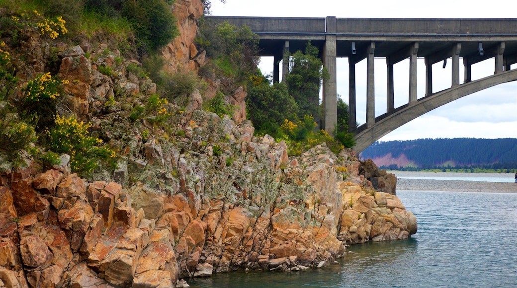 Rakaia Gorge inclusief een rivier of beek en een brug