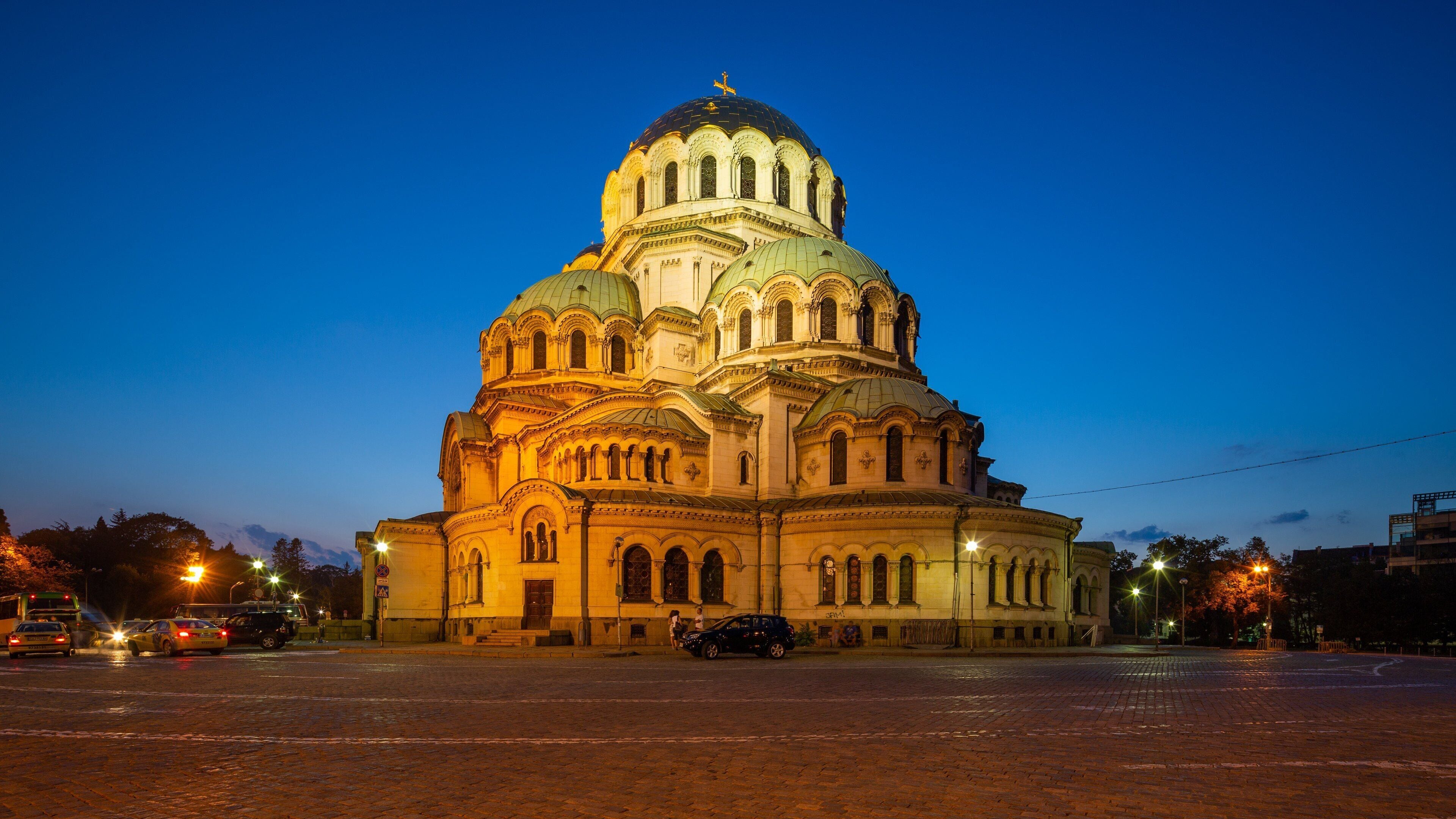 Alexander Nevski Cathedral which includes religious aspects, a church or cathedral and night scenes