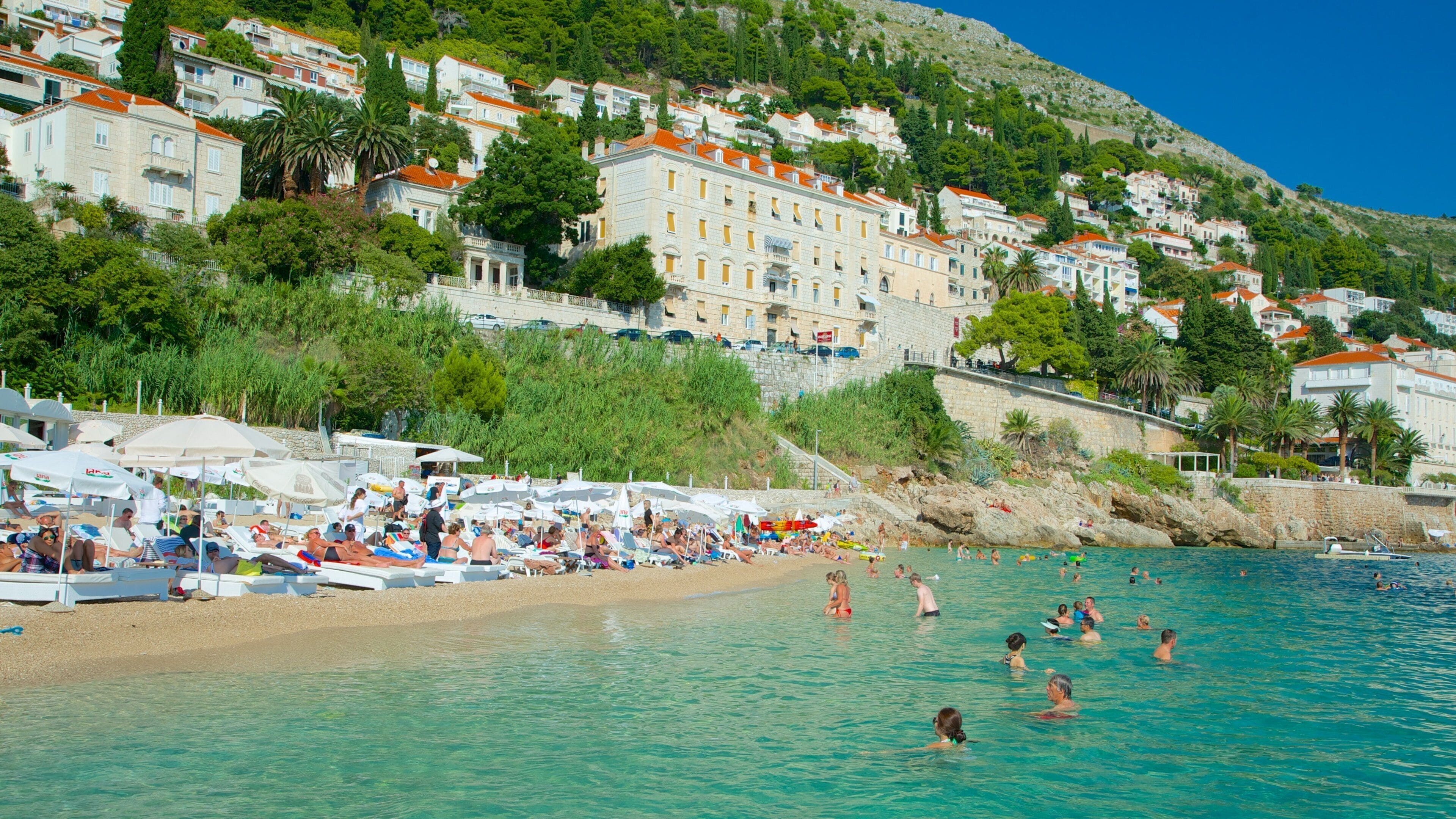 Ploce which includes swimming, a coastal town and a beach