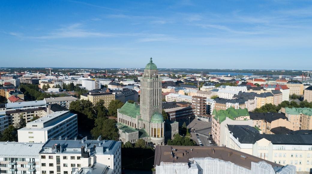 Eine Stadtansicht mit einem markanten Turm und verschiedenen Gebäuden.