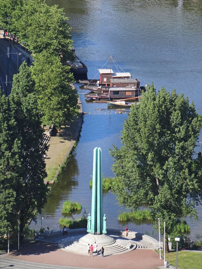 Le Monument aux Cinquante Otages, conçu par le sculpteur nantais Jean Mazuet et réalisé en 1950 par l'entreprise nantaise de chaudronnerie Coyac. La rivière l'Erdre, affluent de la Loire, semble stoppée dans sa course à cet endroit, elle a en fait été déviée entre 1929 et 1934 par un tunnel souterrain non visible sur la photo mais qui est proche de ce lieu. Le cours des 50 otages a été construit à l'emplacement de son ancien lit et constitue une voie de circulation importante pour la ville. Le monument aux morts visible sur la photo est dédié aux 50 otages fusillés par l'armée allemande en représailles à l'assassinat d'un officier allemand en 1941. Article de Wikipedia sur l'Erdre fr.wikipedia.org/wiki/Erdre