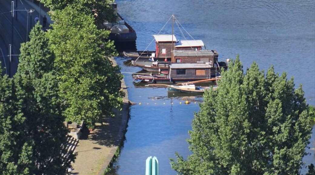 Le Monument aux Cinquante Otages, conçu par le sculpteur nantais Jean Mazuet et réalisé en 1950 par l'entreprise nantaise de chaudronnerie Coyac. La rivière l'Erdre, affluent de la Loire, semble stoppée dans sa course à cet endroit, elle a en fait été déviée entre 1929 et 1934 par un tunnel souterrain non visible sur la photo mais qui est proche de ce lieu. Le cours des 50 otages a été construit à l'emplacement de son ancien lit et constitue une voie de circulation importante pour la ville. Le monument aux morts visible sur la photo est dédié aux 50 otages fusillés par l'armée allemande en représailles à l'assassinat d'un officier allemand en 1941. Article de Wikipedia sur l'Erdre fr.wikipedia.org/wiki/Erdre