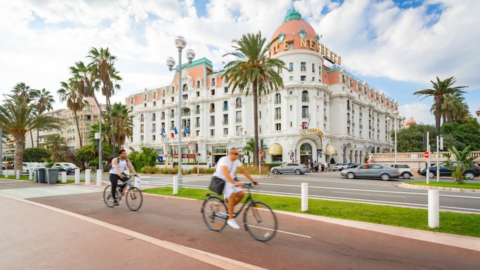 Gambetta showing cycling and heritage architecture as well as a couple