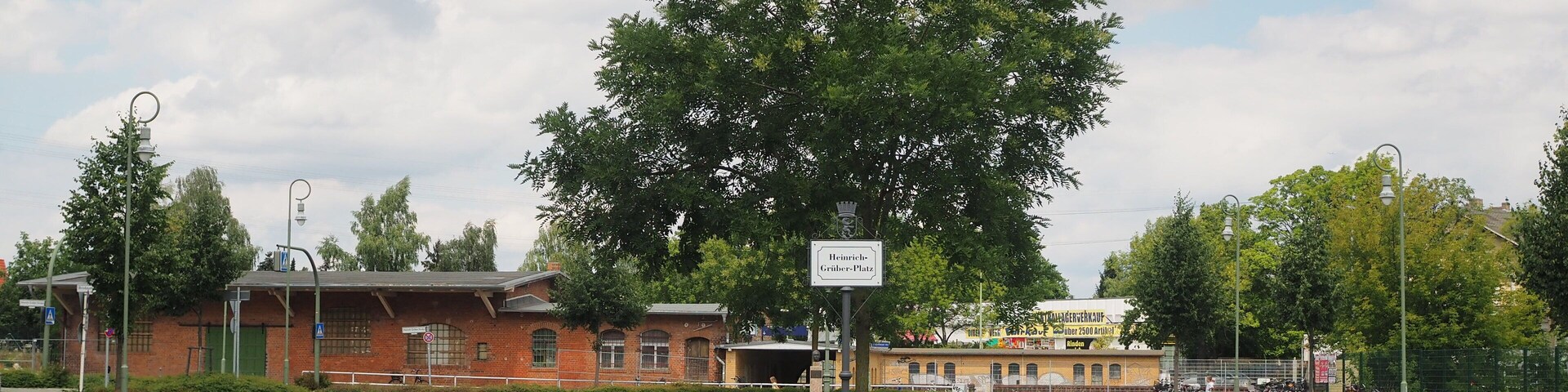 In den Platz südlich des S-Bahnhofs Kaulsdorf münden Heinrich-Grüber-Straße, Wilhelmsmühlenweg, Planitzstraße, Mädewalder Weg und Brodauer Straße. Er war zu Beginn des 20. Jahrhunderts ein Güterverladeplatz. Im Jahr 2008 wurde ein Kreisverkehr angelegt und der Platz anschließend nach Heinrich Grüber benannt.