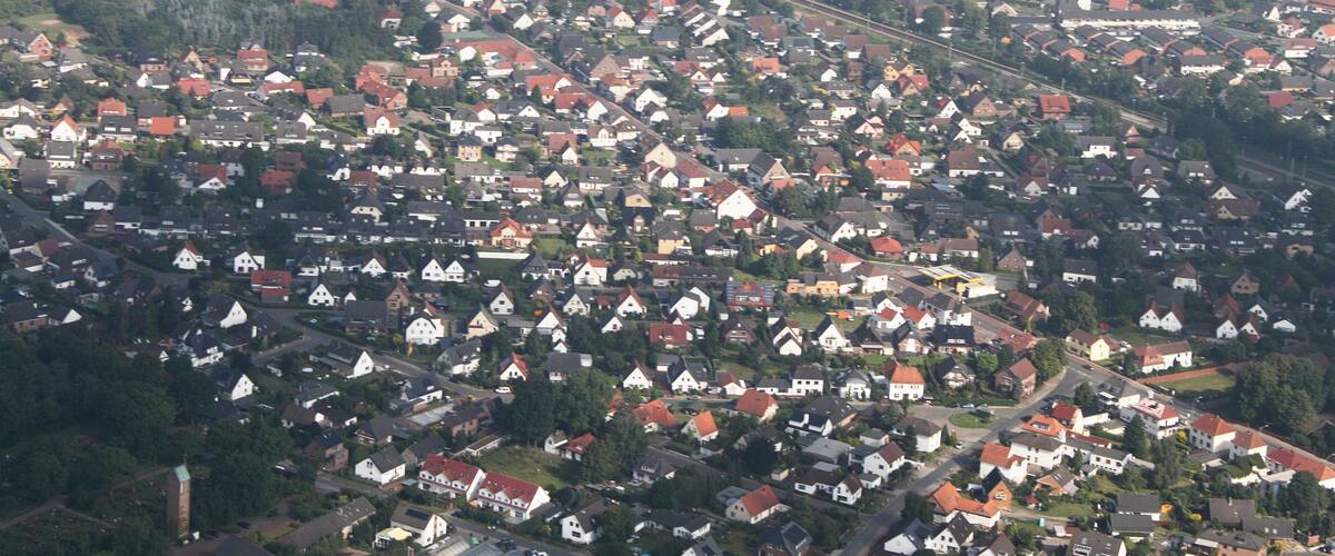 Luftaufnahme; entlang der A1 (auf der SĂŒdseite) von der Autobahnabfahrt Arsten bis zum Bremer Kreuz; Blickrichtung nach Norden