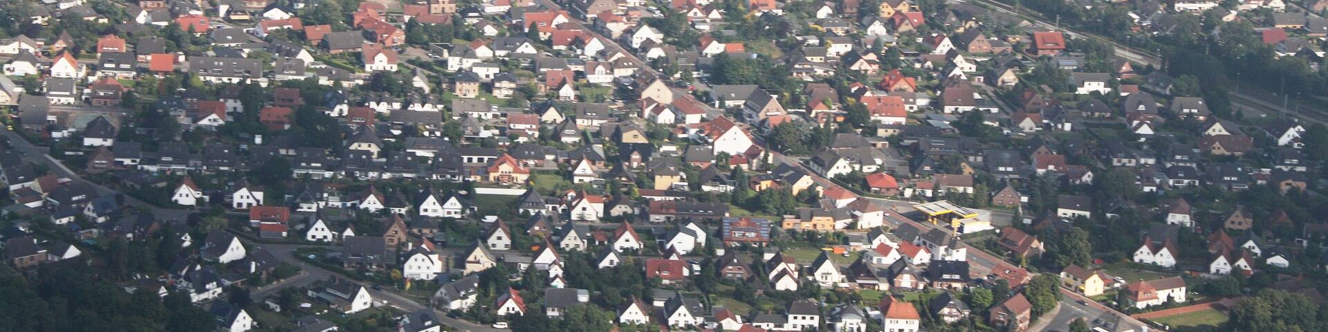 Luftaufnahme; entlang der A1 (auf der Südseite) von der Autobahnabfahrt Arsten bis zum Bremer Kreuz; Blickrichtung nach Norden