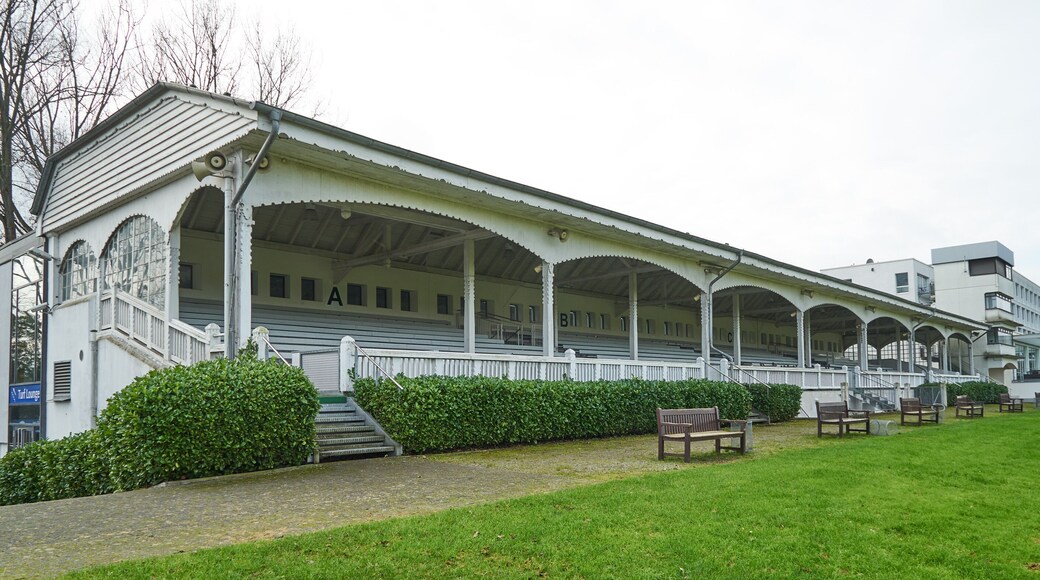 Galopprennbahn Bremen. Historische Tribüne mit viergeschossigem Turm