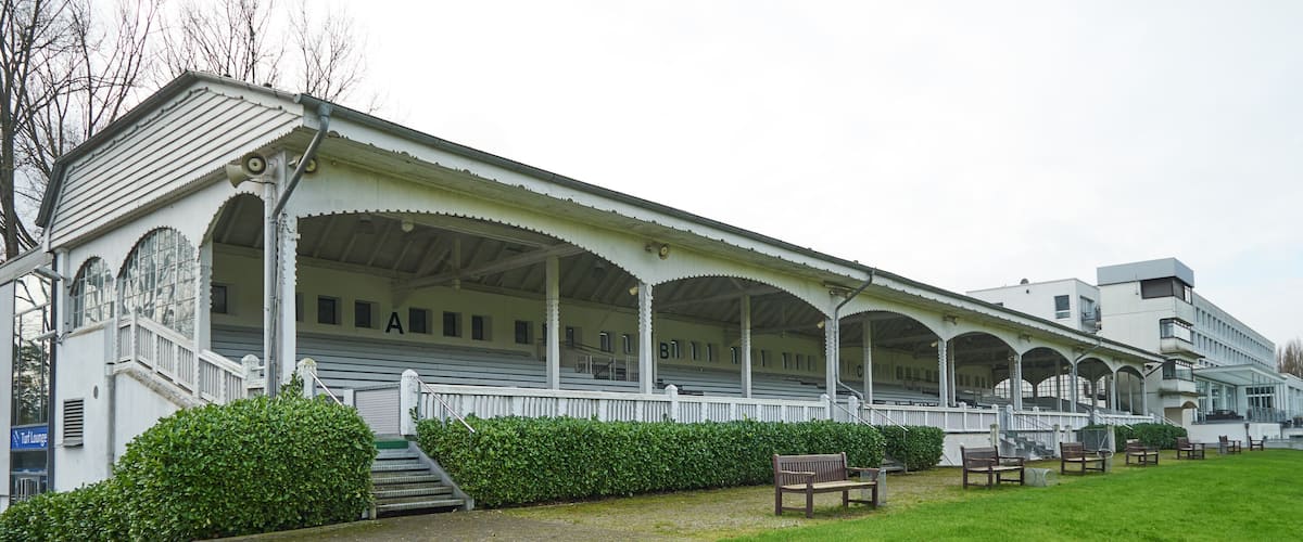 Galopprennbahn Bremen. Historische Tribüne mit viergeschossigem Turm