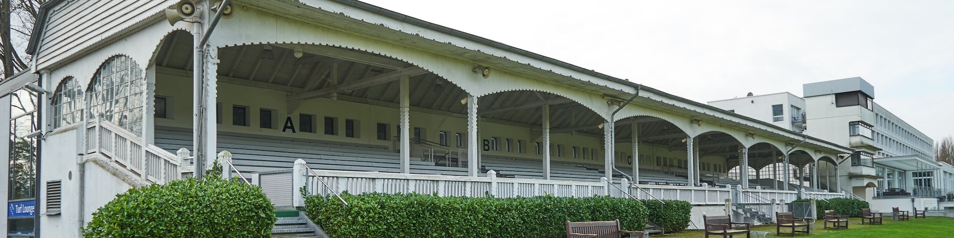 Galopprennbahn Bremen. Historische Tribüne mit viergeschossigem Turm