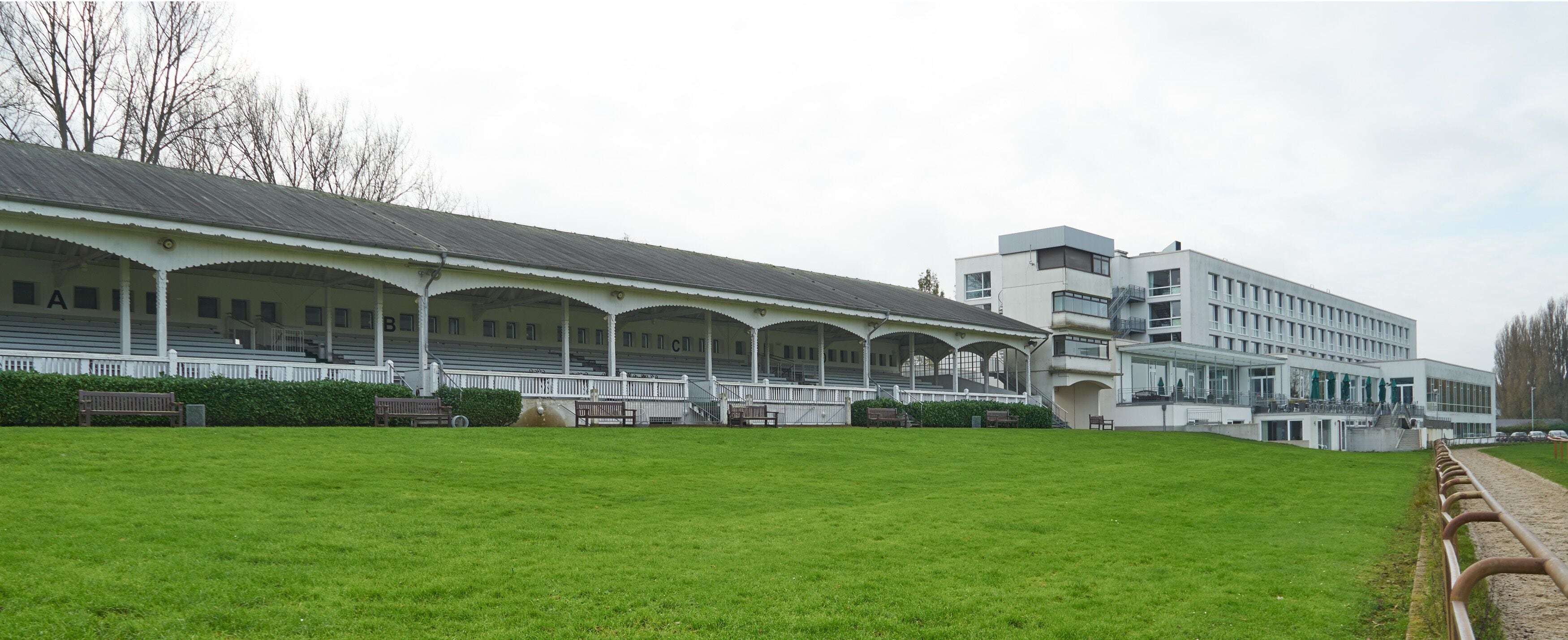 Galopprennbahn Bremen. Historische Tribüne mit viergeschossigem Turm, rechts daneben Hotel Atlantic