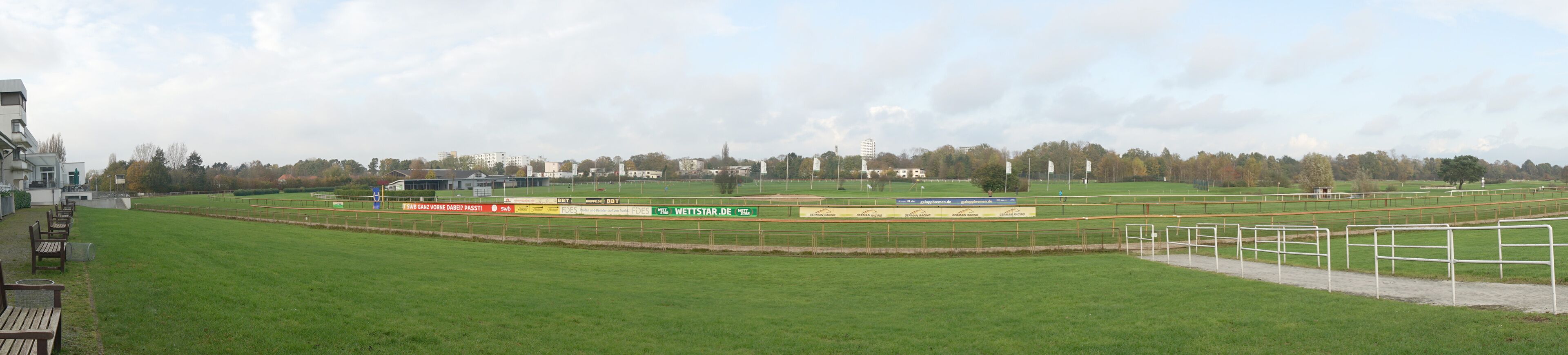 Galopprennbahn Bremen. Rennbahn und Golfrange (Schwenkpanorama)