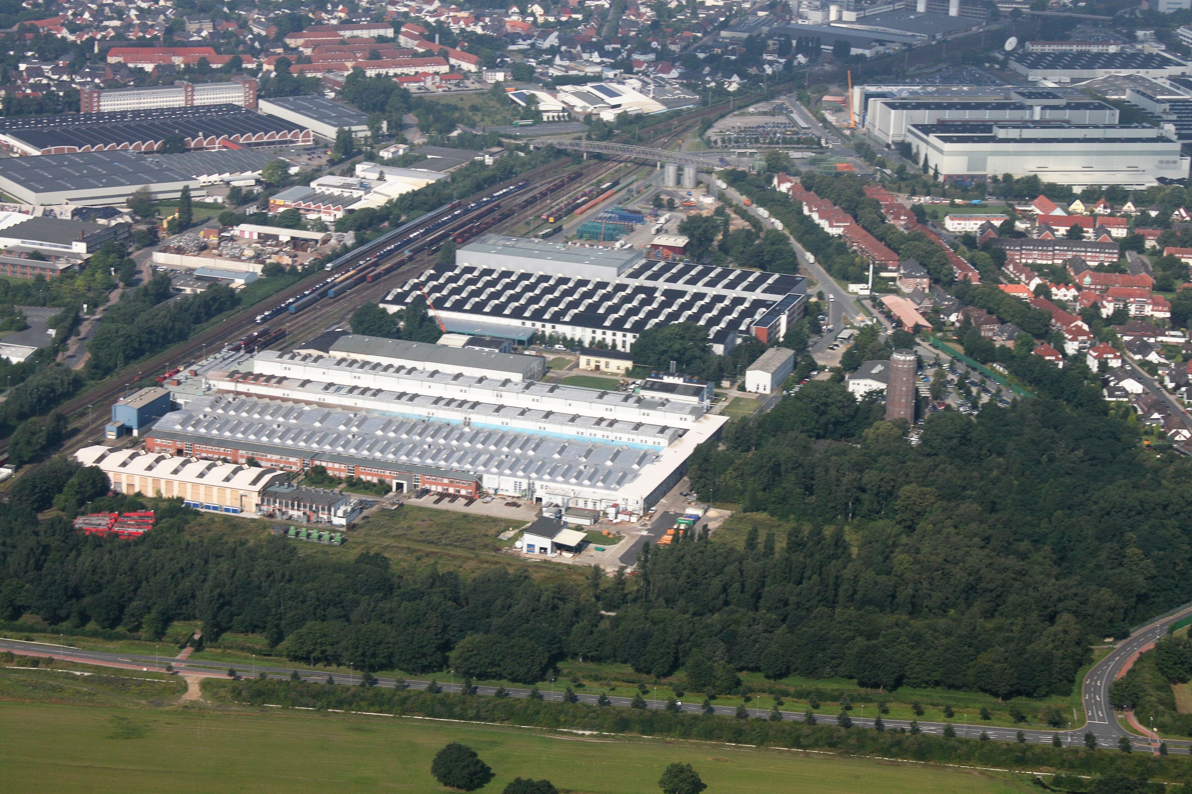 Luftaufnahme Bremen; entlang der A27 vom Weserpark (Bremer Kreuz; Blick aus der linken Flugzeugseite) zur Uni Bremen mit einem kleinen Abstecher zum Krankenhaus Bremen Ost; Flughöhe 500 m