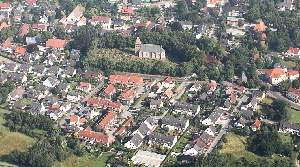 Luftaufnahme; entlang der A1; Blickrichtung nach Norden; Ev. Kirche St. Johannis; Bremen Arbergen