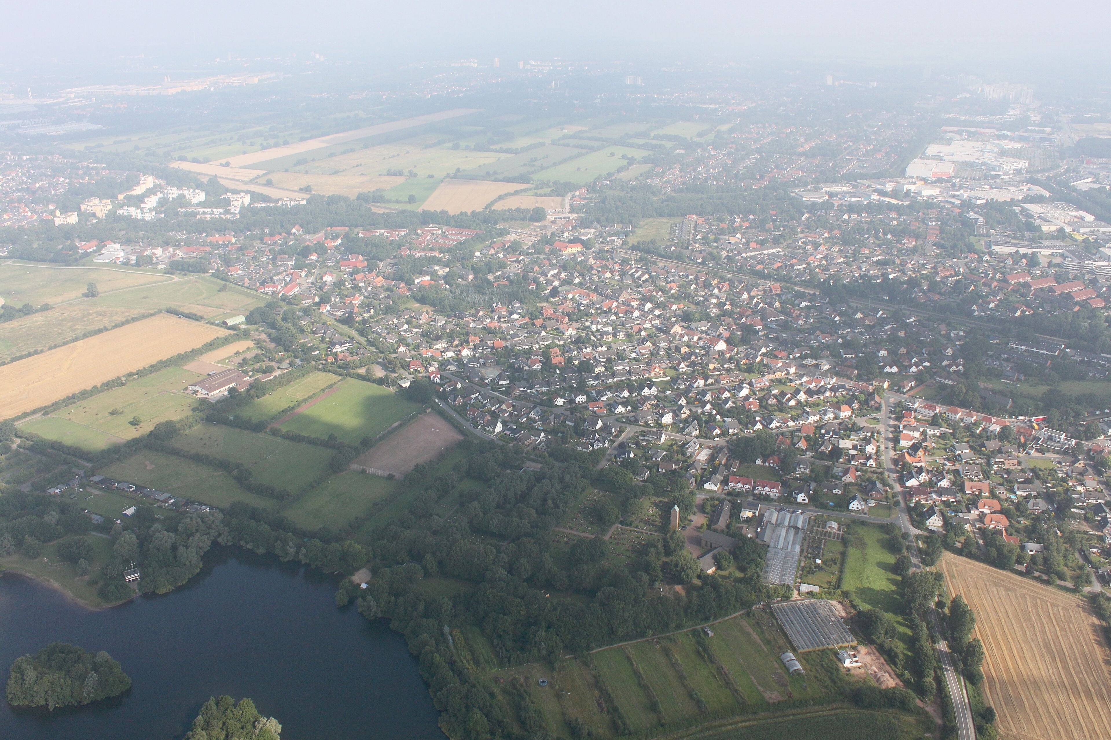 Luftaufnahme; entlang der A1 (auf der Südseite) von der Autobahnabfahrt Arsten bis zum Bremer Kreuz; Blickrichtung nach Norden