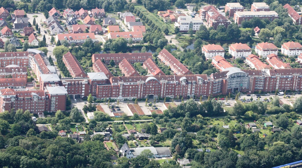 Lufbilder Bremen: Häfen, Waterfront, Lindenhof, Walle, Osterfeuerberg, Utbremen, Bahnhofsvorstadt, Bürerweide, Barkhof, Bürgerpark, Weidedamm, Müllverbrennungsanlage (identische Bildbeschreibung für File:2012-08-08-fotoflug-bremen zweiter flug 1006.JPG bis File:2012-08-08-fotoflug-bremen zweiter flug 1141.JPG; alle mit GPS-Koordinaten
