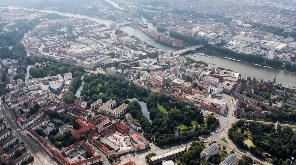 Lufbilder Bremen: Altstadt, Teerhof, Wesertower, Buntentor, Neustadt, Straßenbahn-Depot, Airbus (identische Bildbeschreibung für File:2012-08-08-fotoflug-bremen zweiter flug 1249.JPG bis File:2012-08-08-fotoflug-bremen zweiter flug 1354.JPG; alle mit GPS-Koordinaten