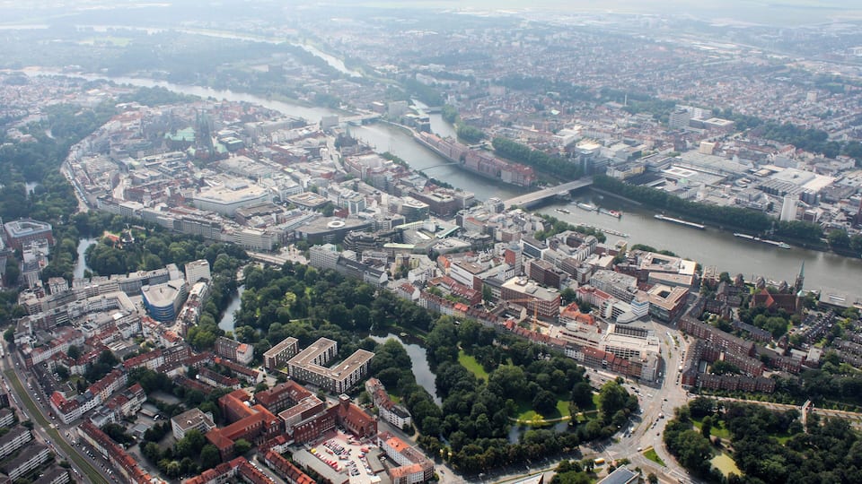 Lufbilder Bremen: Altstadt, Teerhof, Wesertower, Buntentor, Neustadt, Straßenbahn-Depot, Airbus (identische Bildbeschreibung für File:2012-08-08-fotoflug-bremen zweiter flug 1249.JPG bis File:2012-08-08-fotoflug-bremen zweiter flug 1354.JPG; alle mit GPS-Koordinaten