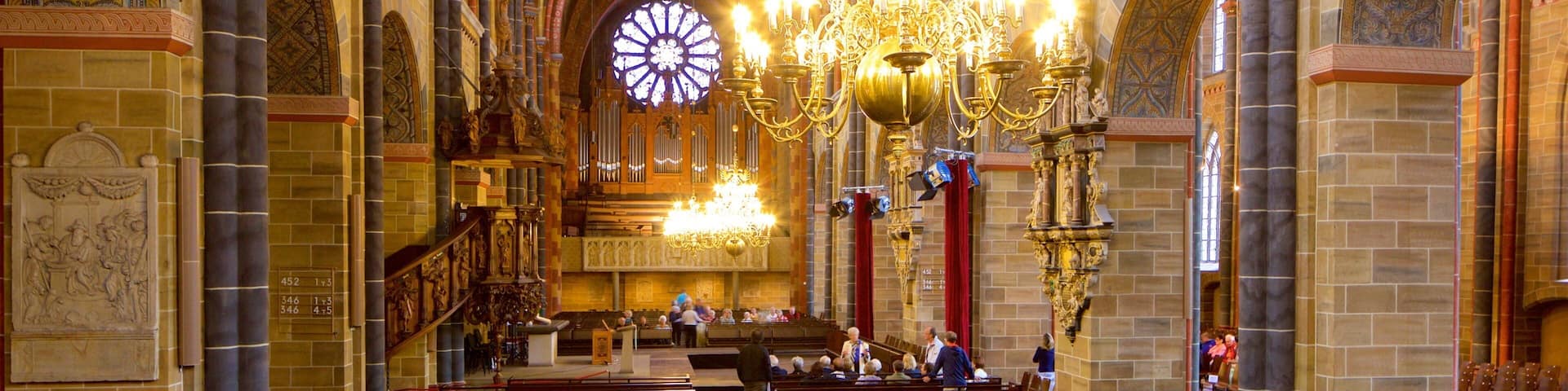 Catedral de Bremen mostrando elementos de patrimônio, uma igreja ou catedral e vistas internas