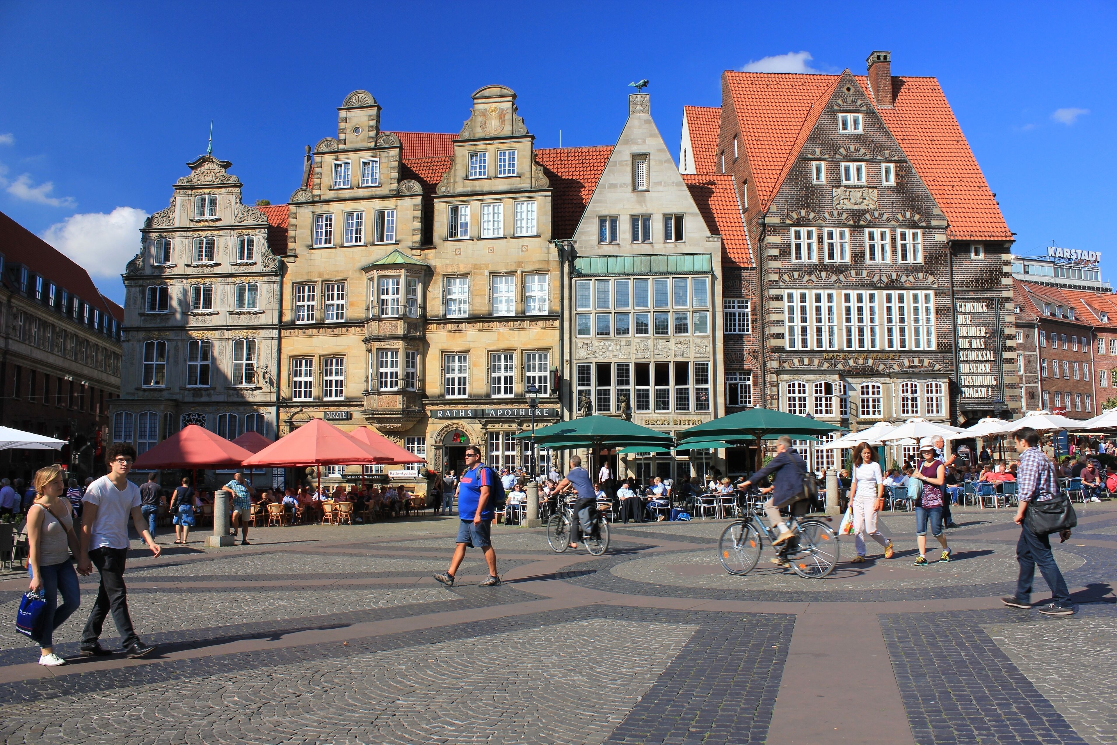 Une place historique au cœur de l’Europe, avec ses pavés, ses bâtiments traditionnels et ses cafés en plein air.