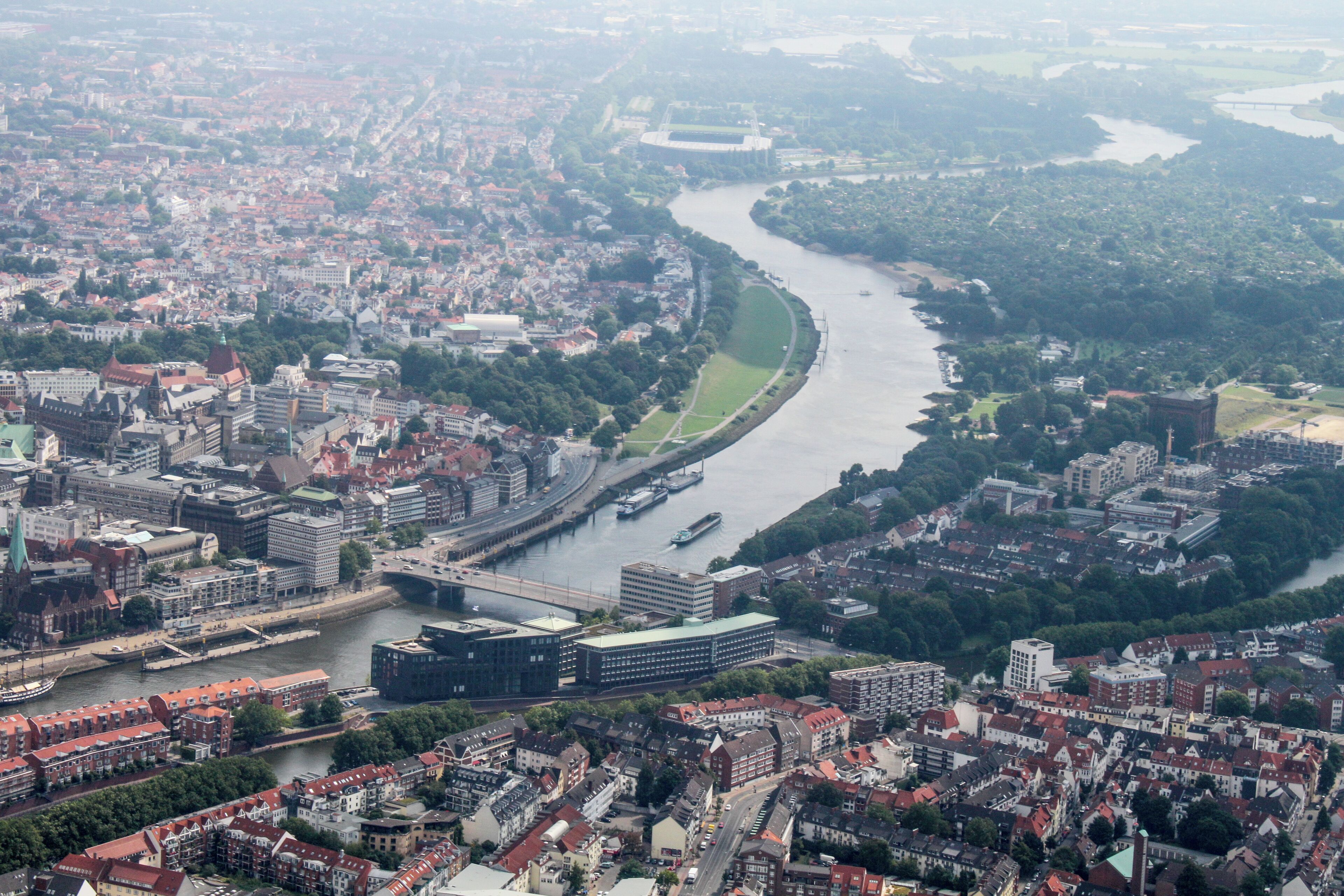 Lufbilder Bremen: Altstadt, Teerhof, Wesertower, Buntentor, Neustadt, Straßenbahn-Depot, Airbus (identische Bildbeschreibung für File:2012-08-08-fotoflug-bremen zweiter flug 1249.JPG bis File:2012-08-08-fotoflug-bremen zweiter flug 1354.JPG; alle mit GPS-Koordinaten