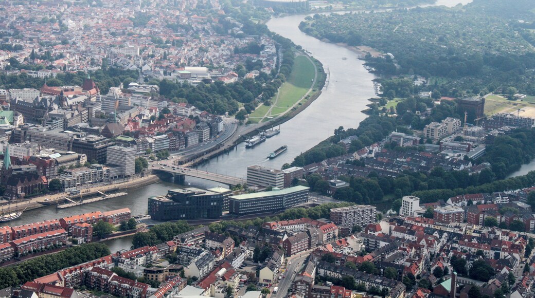 Lufbilder Bremen: Altstadt, Teerhof, Wesertower, Buntentor, Neustadt, Straรenbahn-Depot, Airbus (identische Bildbeschreibung fรผr File:2012-08-08-fotoflug-bremen zweiter flug 1249.JPG bis File:2012-08-08-fotoflug-bremen zweiter flug 1354.JPG; alle mit GPS-Koordinaten