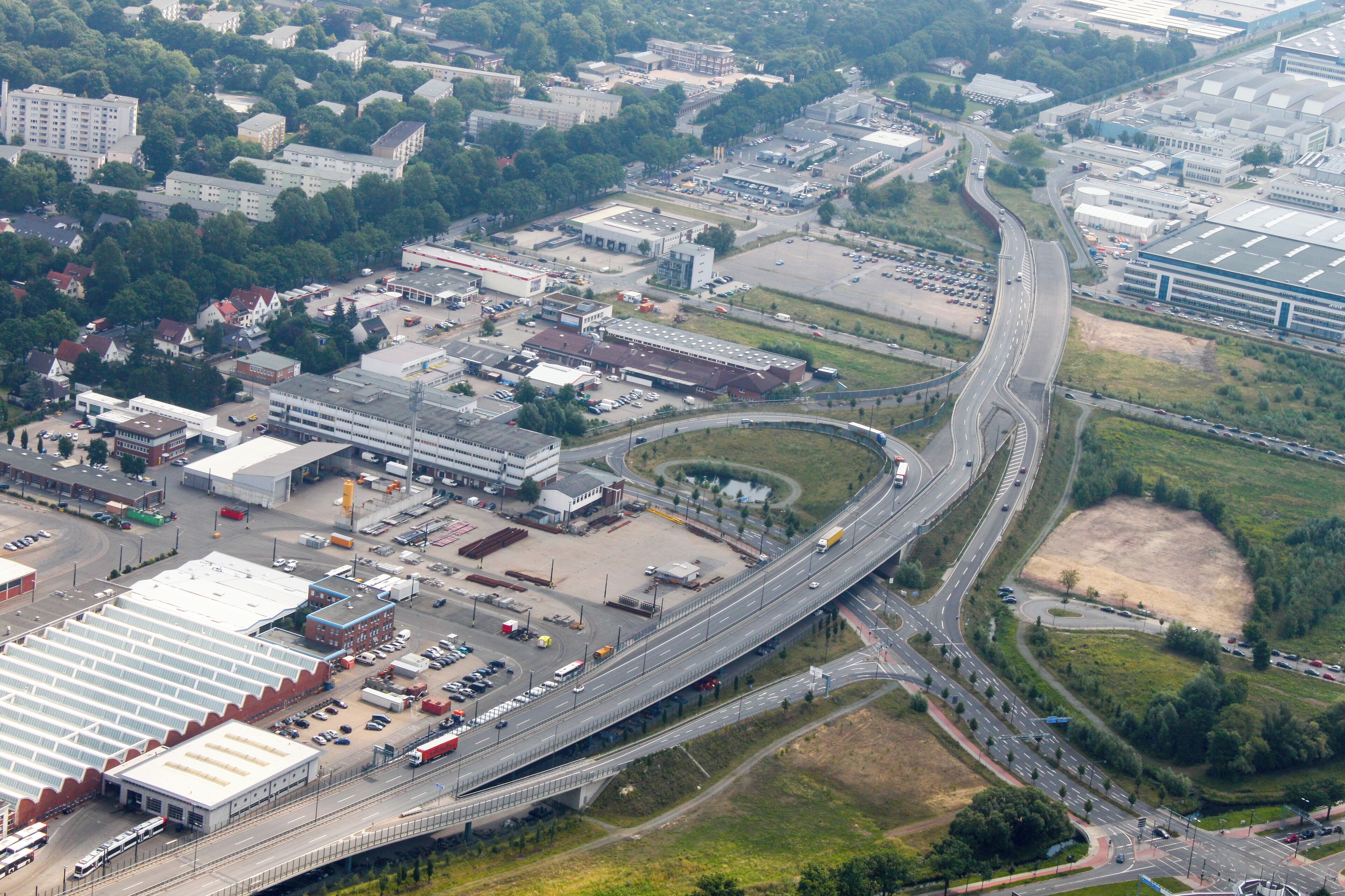 Lufbilder Bremen: Altstadt, Teerhof, Wesertower, Buntentor, Neustadt, Straßenbahn-Depot, Airbus (identische Bildbeschreibung für File:2012-08-08-fotoflug-bremen zweiter flug 1249.JPG bis File:2012-08-08-fotoflug-bremen zweiter flug 1354.JPG; alle mit GPS-Koordinaten
