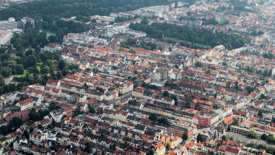 Lufbilder Bremen: Altstadt, Teerhof, Wesertower, Buntentor, Neustadt, Straßenbahn-Depot, Airbus (identische Bildbeschreibung für File:2012-08-08-fotoflug-bremen zweiter flug 1249.JPG bis File:2012-08-08-fotoflug-bremen zweiter flug 1354.JPG; alle mit GPS-Koordinaten