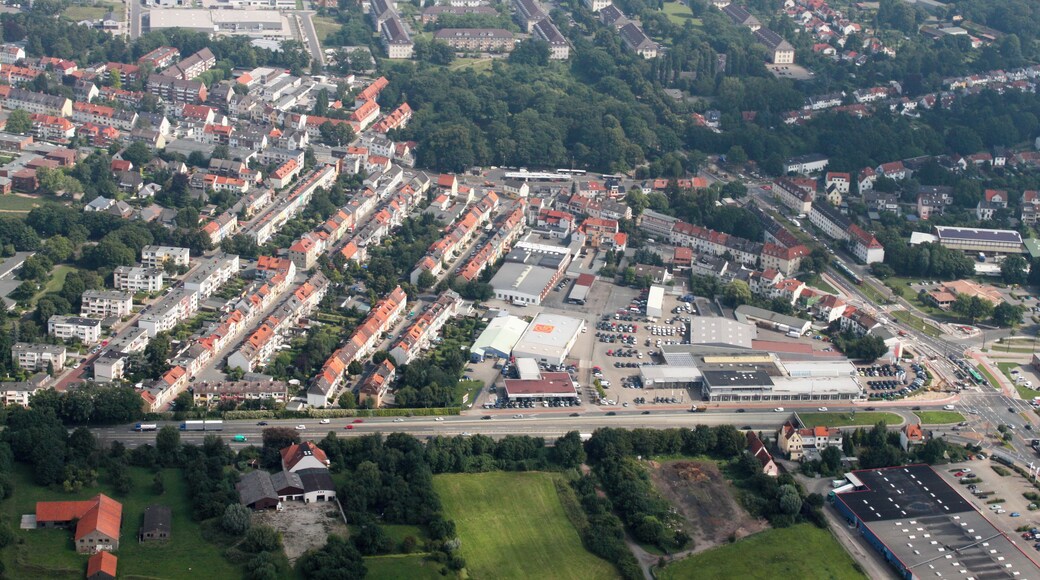 Fotoflug: Airport Bremen - Ganderkesee Stadt - Tunnel Neuenlander Straße - Buntentor - Bezirkssportanlage Süd - Wilhelm-Kaisen-Schule - Verkehrsfliegerschule -Hochbunker Kattenturmer Heerstraße - LdW - Auf dem Beginenlande (identische Bildbeschreibung für File:2012-08-08-fotoflug-bremen zweiter flug 0101.JPG bis File:2012-08-08-fotoflug-bremen zweiter flug 0300.JPG