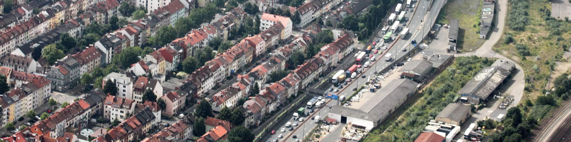 Lufbilder Bremen: Steintor, Weserstadion, Fesenfeld, Altstadt, Hohentor (identische Bildbeschreibung für File:2012-08-08-fotoflug-bremen zweiter flug 0618.JPG bis File:2012-08-08-fotoflug-bremen zweiter flug 0749.JPG; alle mit GPS-Koordinaten