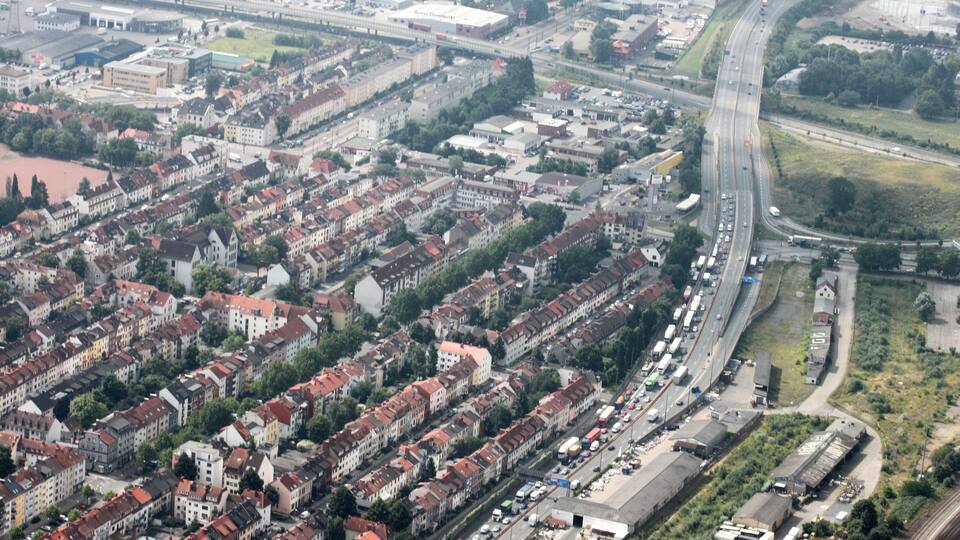 Lufbilder Bremen: Steintor, Weserstadion, Fesenfeld, Altstadt, Hohentor (identische Bildbeschreibung für File:2012-08-08-fotoflug-bremen zweiter flug 0618.JPG bis File:2012-08-08-fotoflug-bremen zweiter flug 0749.JPG; alle mit GPS-Koordinaten