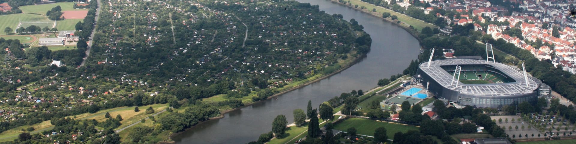 Fotoflug: Airport Bremen - Kattenturm - Krankenhaus LdW - Ochtumpark - Brinkum Nord - Huckelriede - Weserstadion - Peterswerder (identische Bildbeschreibung für File:2012-08-08-fotoflug-bremen zweiter flug 0301.JPG bis File:2012-08-08-fotoflug-bremen zweiter flug 0406.JPG; alle mit GPS-Koordinaten