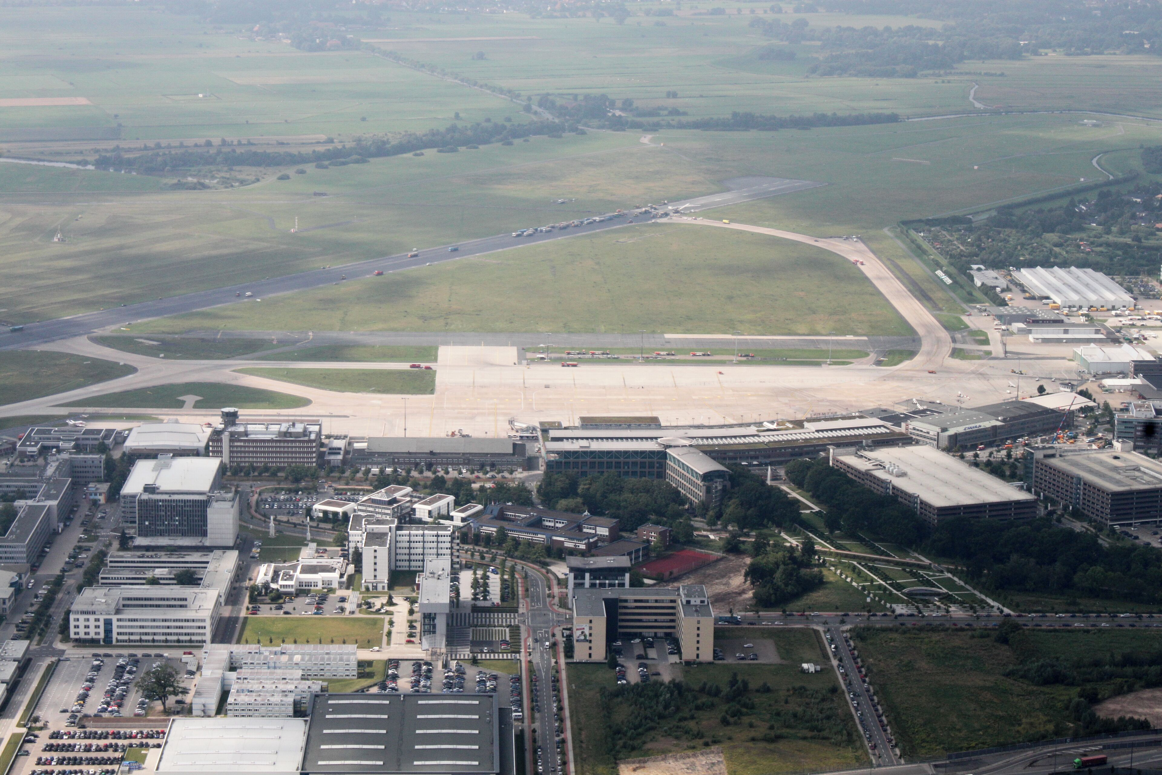 Fotoflug: Airport Bremen - Ganderkesee Stadt - Tunnel Neuenlander Straße - Buntentor - Bezirkssportanlage Süd - Wilhelm-Kaisen-Schule - Verkehrsfliegerschule -Hochbunker Kattenturmer Heerstraße - LdW - Auf dem Beginenlande (identische Bildbeschreibung für File:2012-08-08-fotoflug-bremen zweiter flug 0101.JPG bis File:2012-08-08-fotoflug-bremen zweiter flug 0300.JPG
