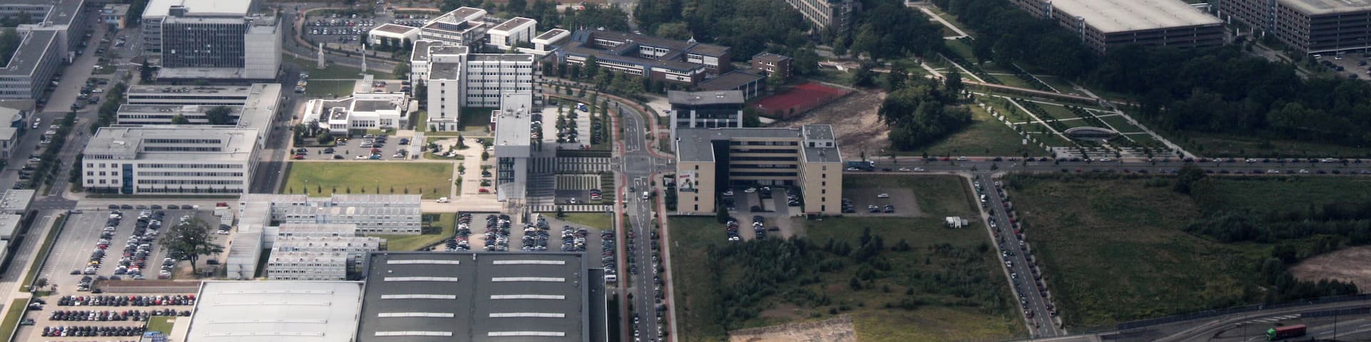 Fotoflug: Airport Bremen - Ganderkesee Stadt - Tunnel Neuenlander Straße - Buntentor - Bezirkssportanlage Süd - Wilhelm-Kaisen-Schule - Verkehrsfliegerschule -Hochbunker Kattenturmer Heerstraße - LdW - Auf dem Beginenlande (identische Bildbeschreibung für File:2012-08-08-fotoflug-bremen zweiter flug 0101.JPG bis File:2012-08-08-fotoflug-bremen zweiter flug 0300.JPG