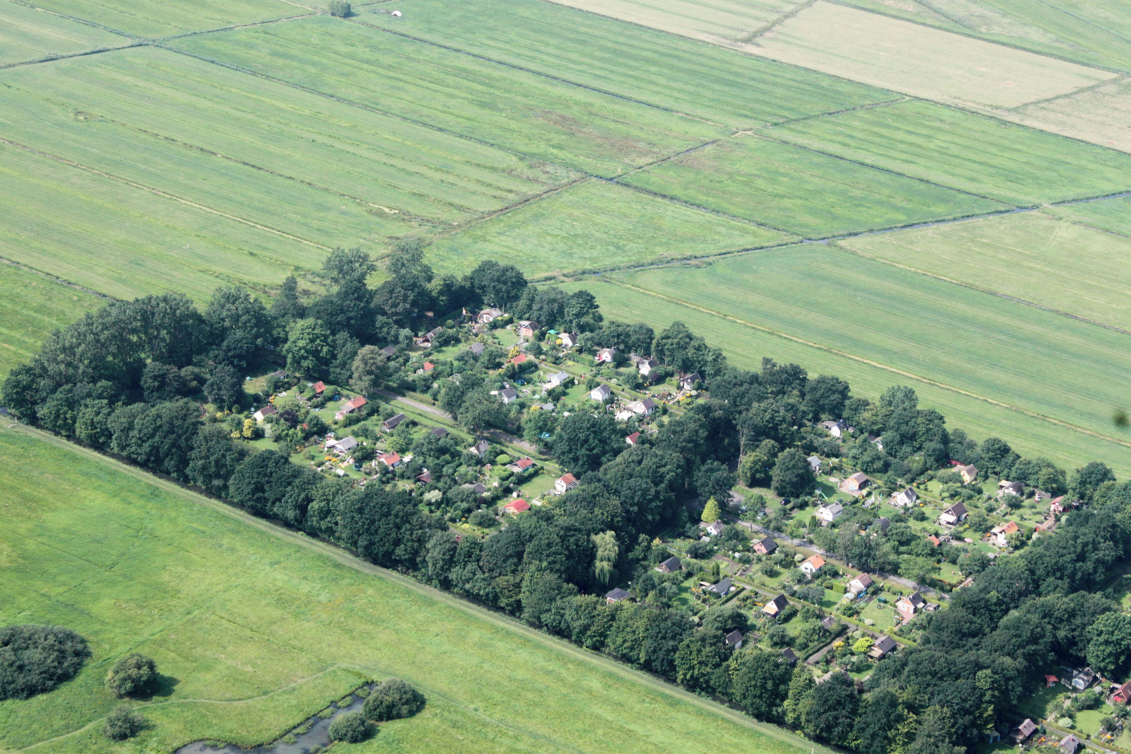 Fotoflug: Airport Bremen - Ganderkesee Stadt - Tunnel Neuenlander Straße - Buntentor - Bezirkssportanlage Süd - Wilhelm-Kaisen-Schule - Verkehrsfliegerschule -Hochbunker Kattenturmer Heerstraße - LdW - Auf dem Beginenlande (identische Bildbeschreibung für File:2012-08-08-fotoflug-bremen zweiter flug 0101.JPG bis File:2012-08-08-fotoflug-bremen zweiter flug 0300.JPG